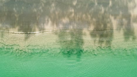 Meereswellen-Und-Schöner-Sandstrand,-Luftaufnahme,-Drohnenaufnahme