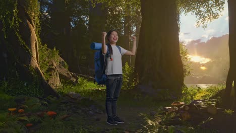 un caminante feliz en el bosque al amanecer