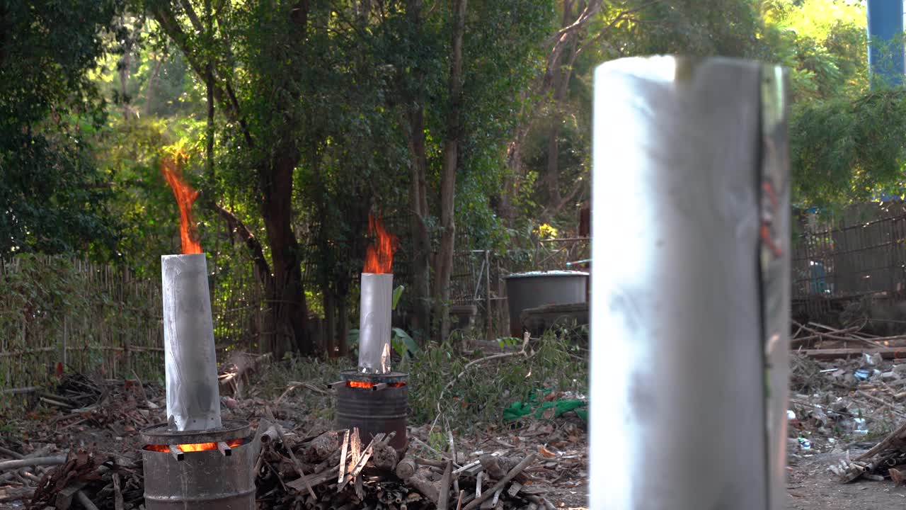 태국 치앙마이의 농경지 숲에서 야외에서 낮 동안 열린 불꽃으로 활발하게 불타는 배럴