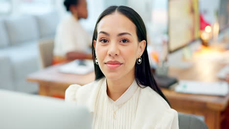 mujer en el escritorio con sonrisa, orgullo