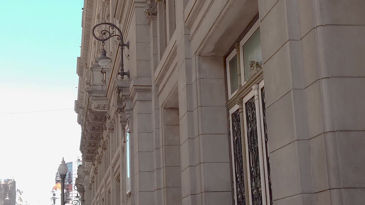 Dettagli del Teatro Colón, Teatro dell'Opera con architettura storica europea in Argentina, via laterale della città di Buenos Aires, punto di riferimento latinoamericano.