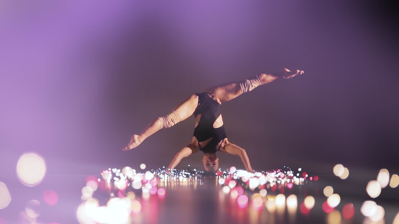 Flessibilità e controllo della forza in un'esibizione artistica di una ballerina professionista