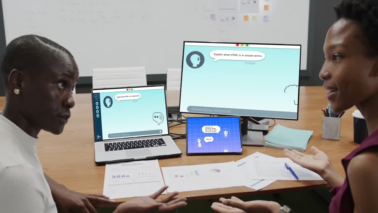 mujeres de negocios diversas en la oficina usando computadoras con mensajes digitales en las pantallas