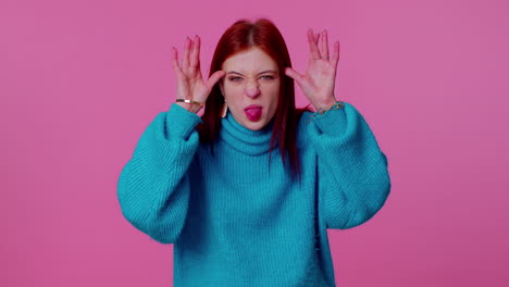 divertida mostrando la lengua haciendo caras en la cámara, haciendo tonterías, bromeando, simios con caras tontas, burlándose