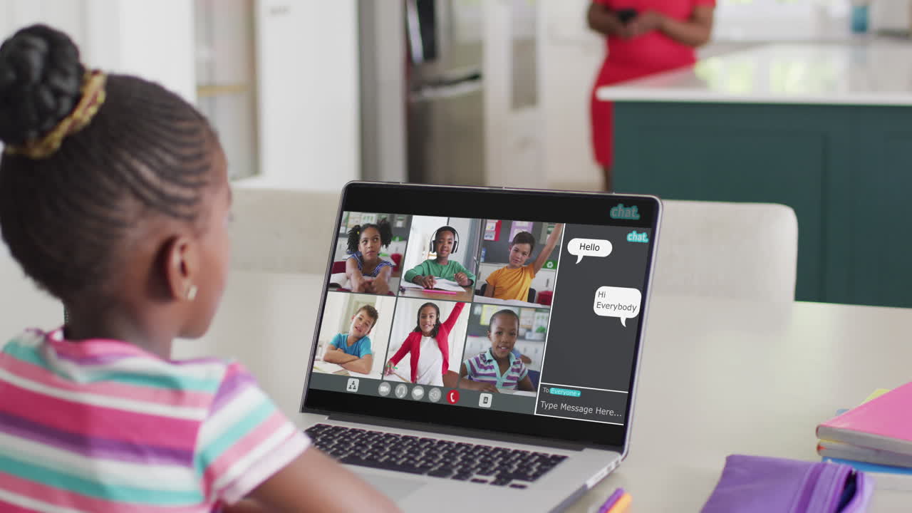 escolares diversos que tienen una llamada de video portátil con chat en cámara lenta