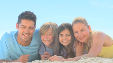 Süße-Familie,-Die-Am-Strand-Liegt