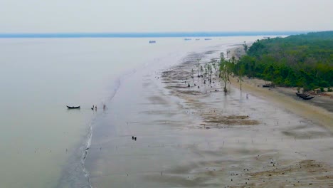 Ascendiendo-Por-Encima-De-La-Playa-De-Kuakata-Mientras-Los-Pescadores-Se-Preparan-Para-Pescar-Cerca-Del-Bosque-De-Manglares.