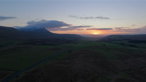 Toma-Aérea-De-Gran-Angular-De-Los-Valles-De-Ingleborough-Y-Yorkshire-Al-Atardecer