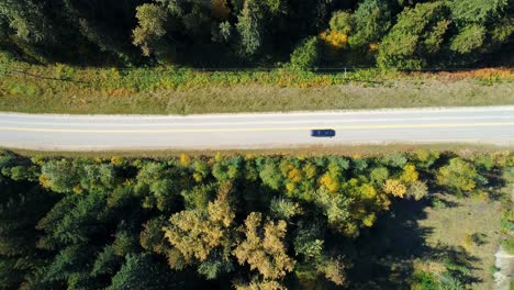 Luftaufnahme-Eines-Fahrzeugs,-Das-Sich-Auf-Der-Straße-Auf-Dem-Land-Bewegt,-4k