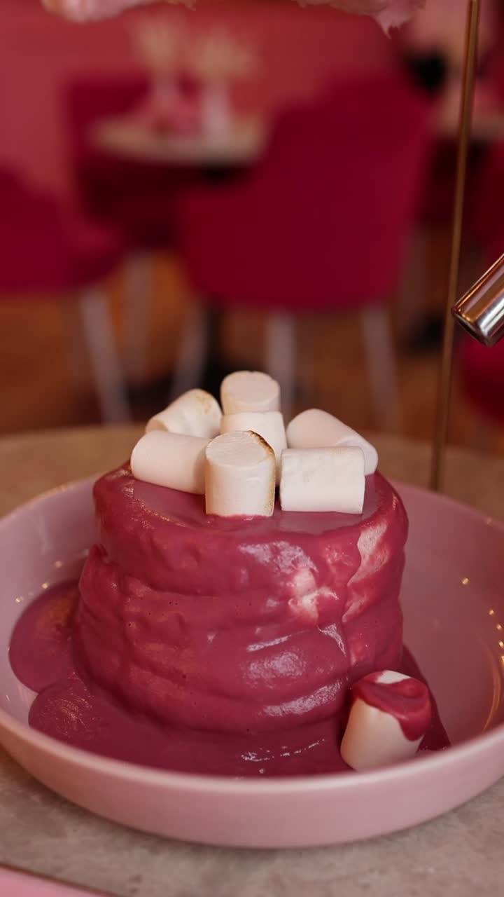 postre estético rosado con malvaviscos