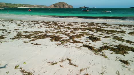 una vista abierta del avión no tripulado en la playa de lombok tanjungaan