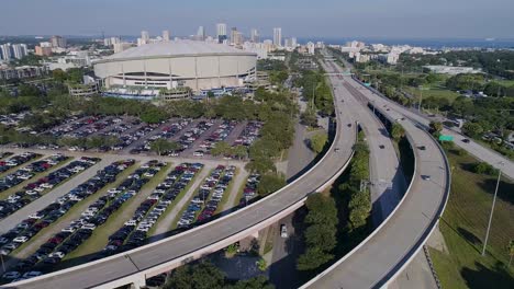 vídeo de drones aéreos de 4k de tropicana field y estacionamientos completos junto a la interestatal 275 en el centro de st.