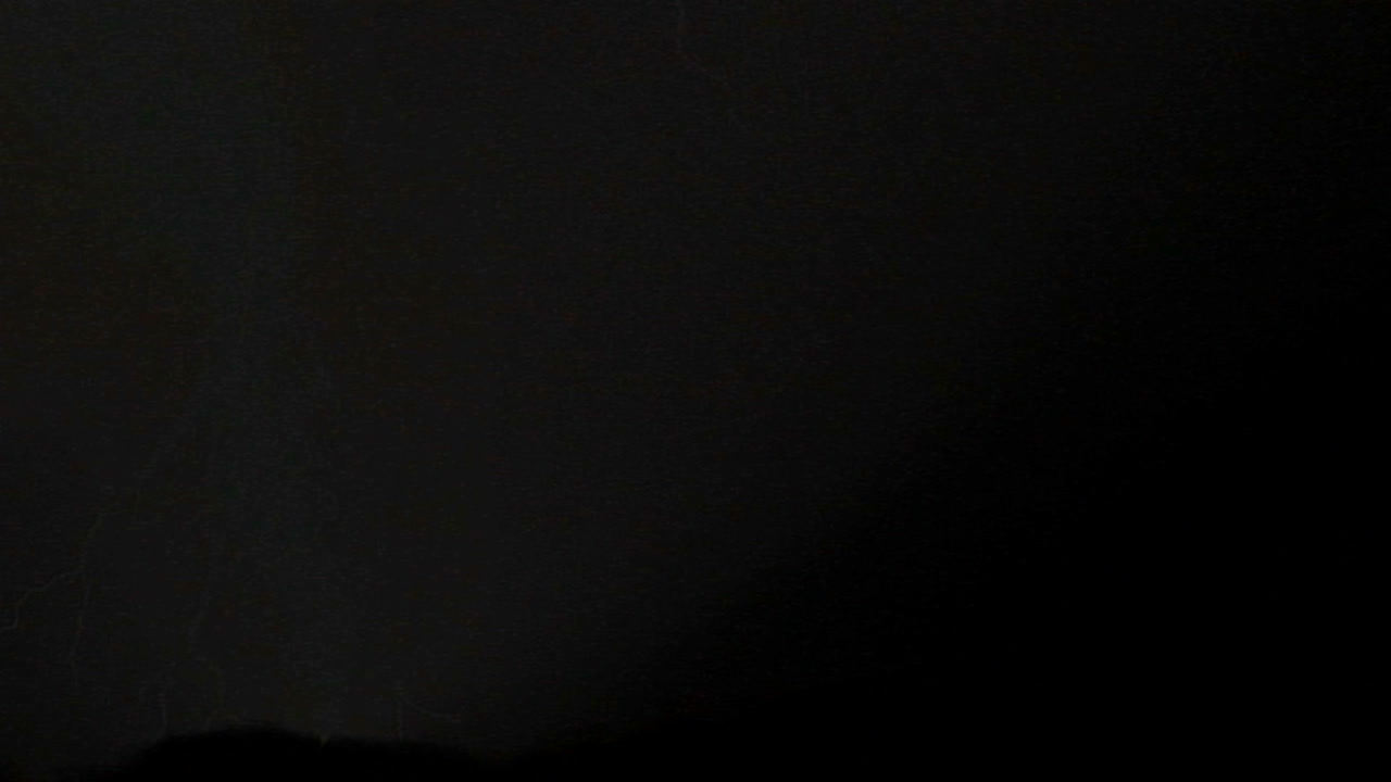 Fulmini illuminano una collina