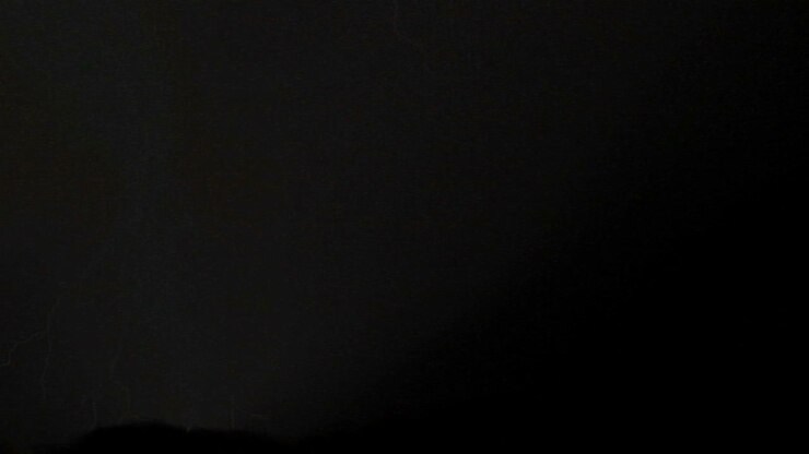 Fulmini illuminano una collina