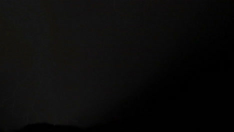 relámpagos iluminan una ladera