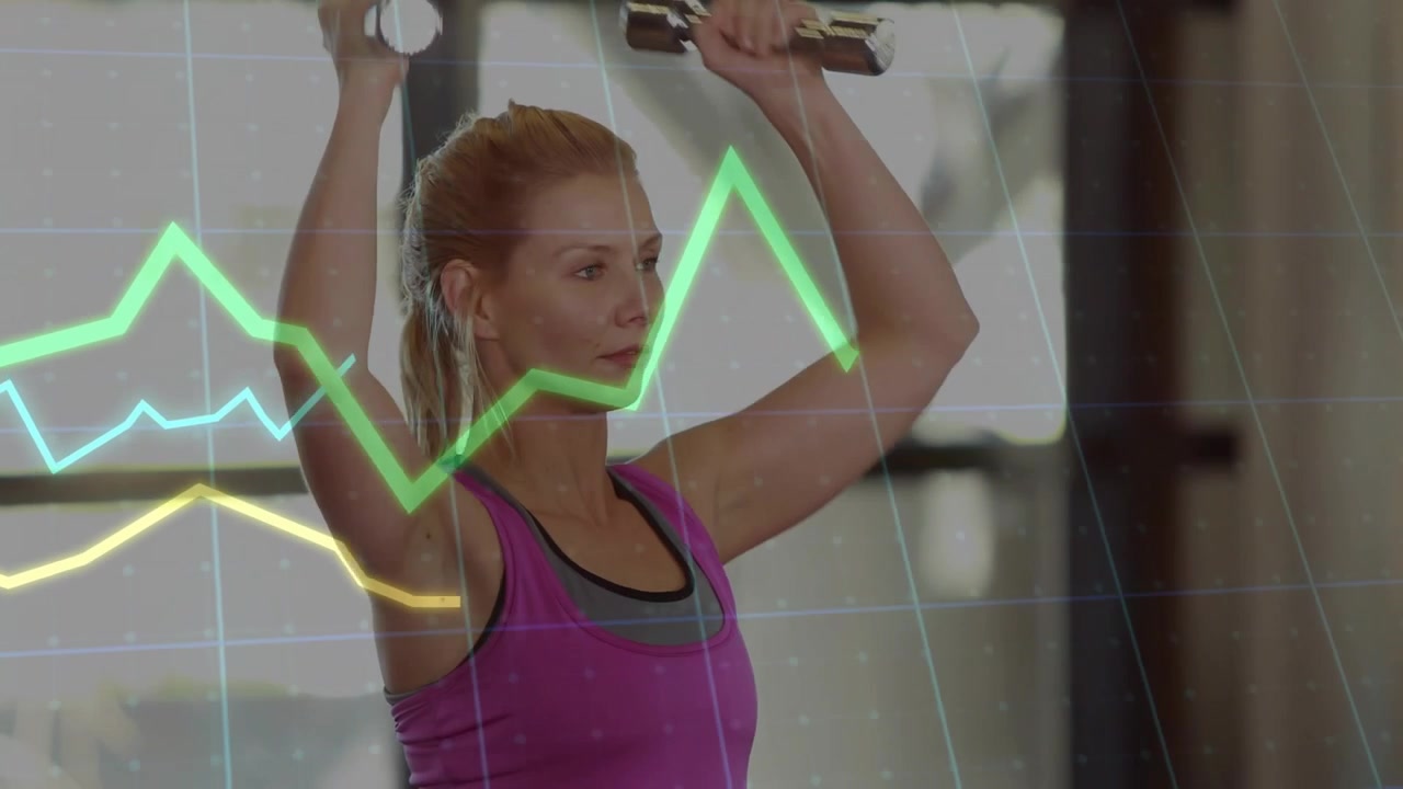 Mulher segurando halteres cromados, fazendo rosca, pressionando acima da cabeça, ativando gráficos de linha brilhantes de fitness.