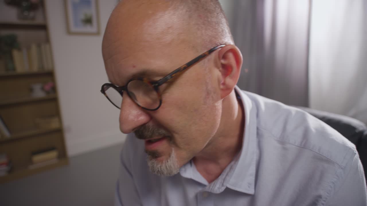 성숙한 남자가 상담사와 일반적인 또는 정신 건강 문제에 대해 이야기하는 클로즈업 실시간 촬영