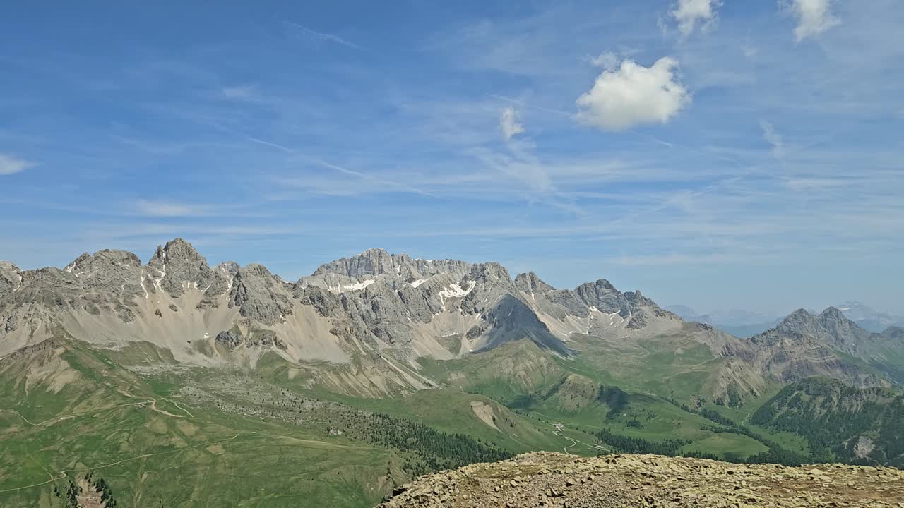 Video selang waktu yang menenangkan dari Marmolada di Dolomites Italia, dengan hanya satu awan yang bergerak