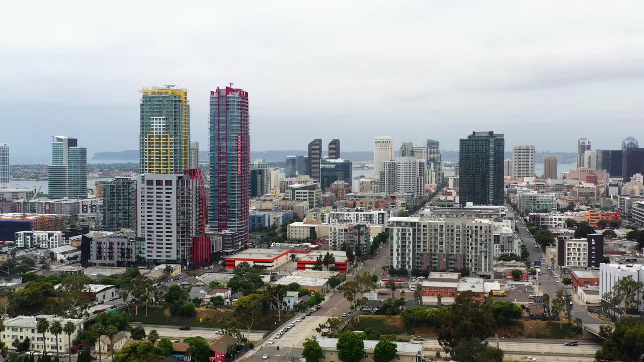 Drone avançando em direção ao centro de San Diego, capturando ruas e edifícios da cidade no início da manhã