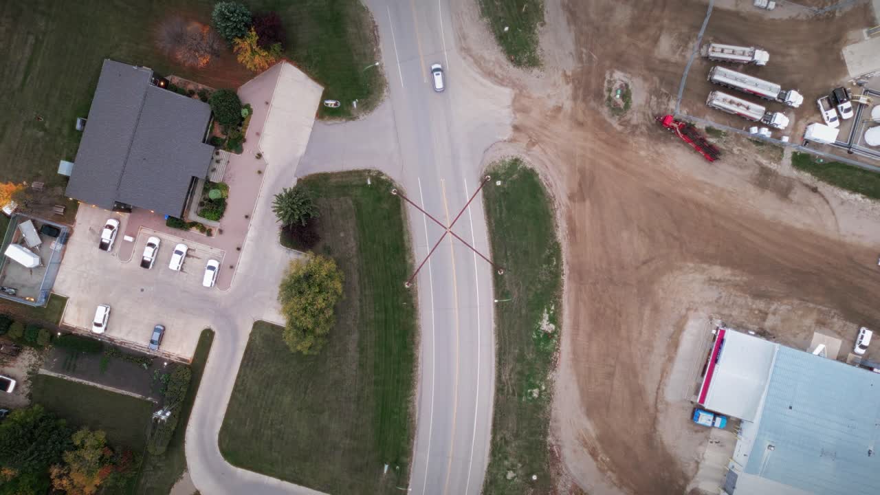 un gran ángulo de arquitectura simetría toma de drone del paisaje del norte de canadá una pequeña ciudad rural esquí pueblo de pesca calles principales arcos en la comunidad de asessippi en binscarth russell manitoba canadá