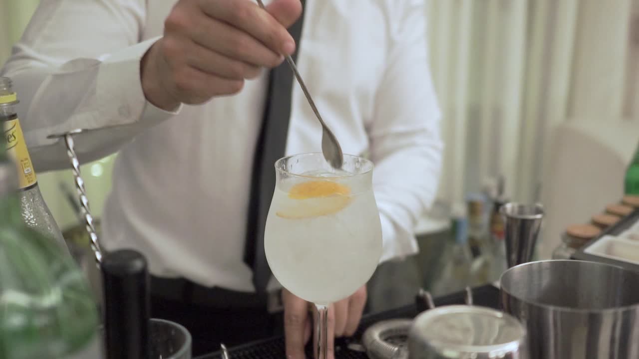 바텐더는 진을 준비합니다