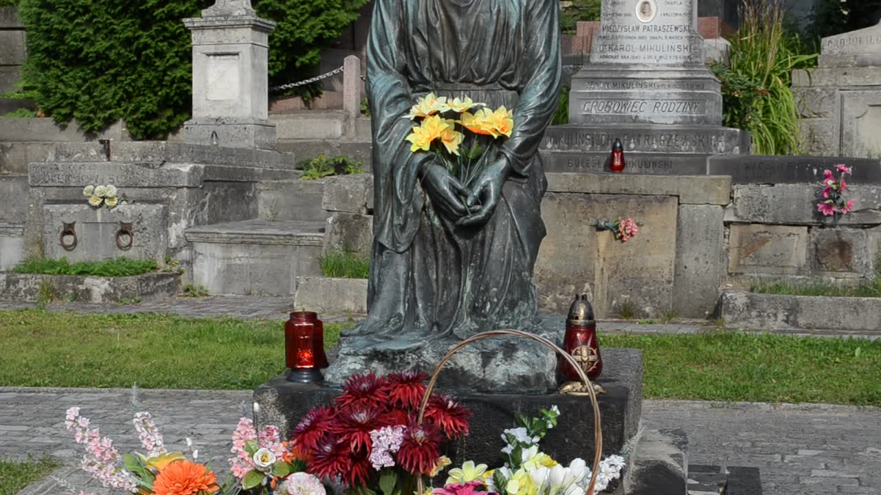 Il cimitero di Lychakiv a Leopoli, Ucraina. Il cimitero di Lychakiv, complesso storico e commemorativo (dal 1991) a Leopoli, nel quartiere storico di Lychakiv, uno dei cimiteri più antichi dell'Ucraina.