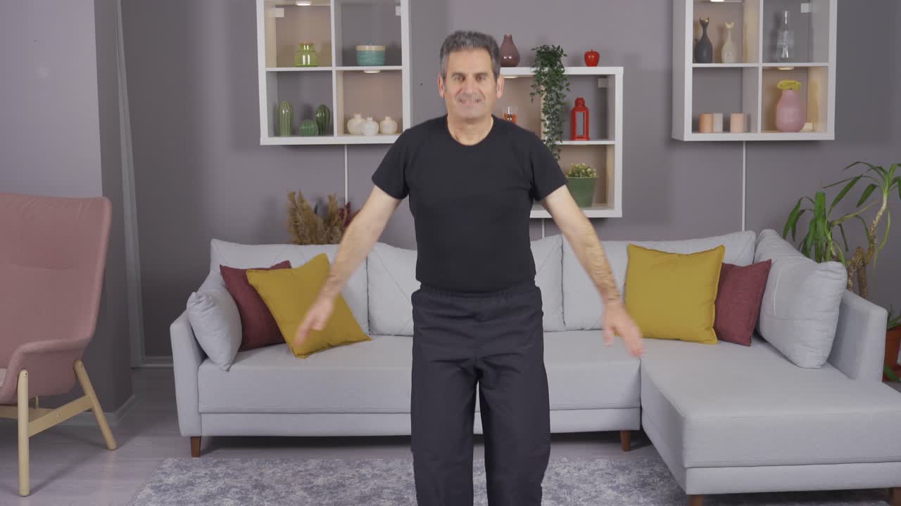 집에서 스포츠를 하는 노인. 피트니스를 하는.