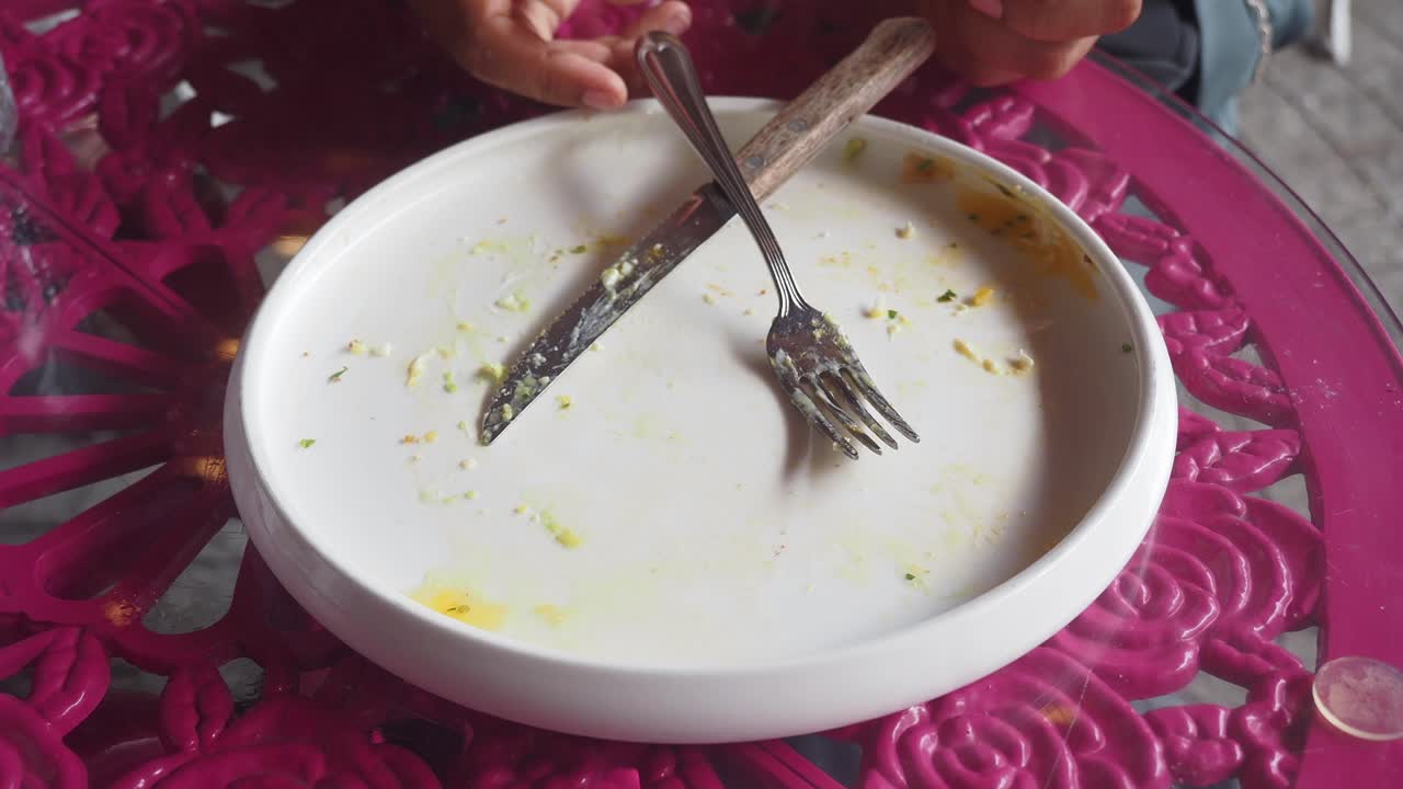 plato vacío con utensilios