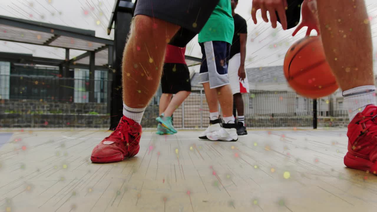 Dopo il rimbalzo iniziale, giocatore con scarpe rosse esegue un dribbling crossover, fintando e superando i difensori.