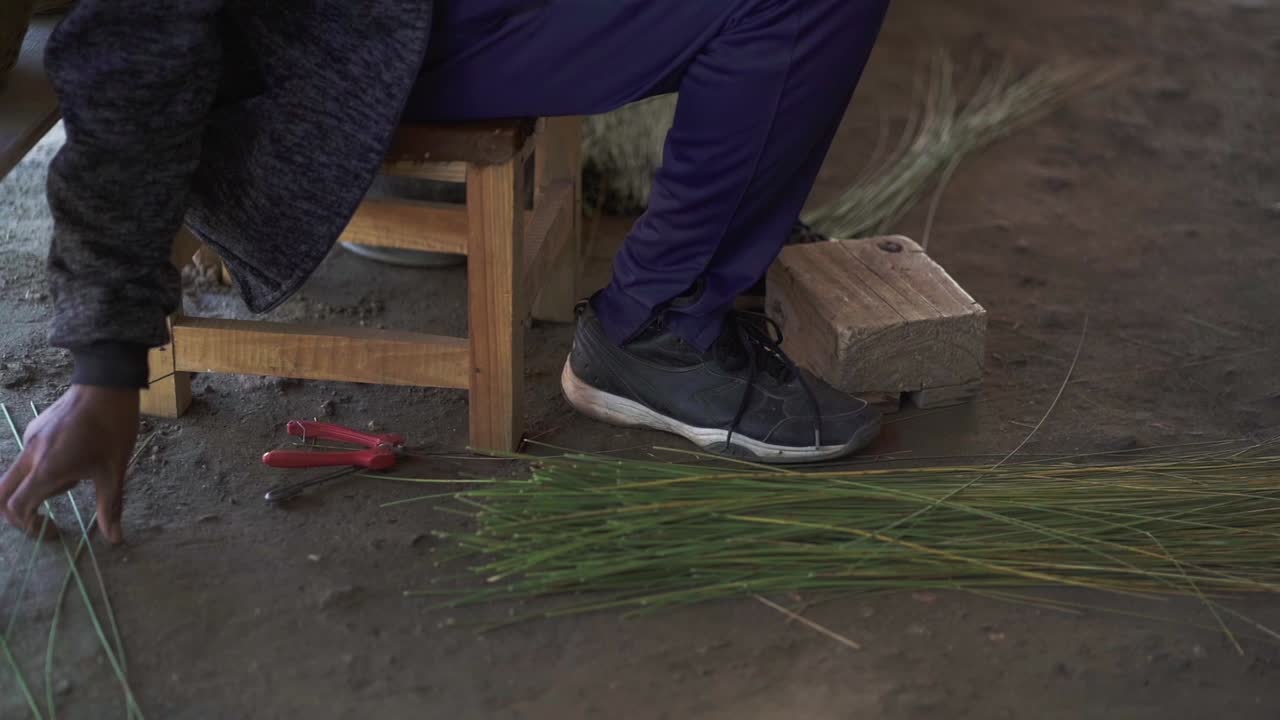 아르헨티나 투쿠만 (tucumán) 에서 숙련된 장인들은 전통적인 공예와 문화 유산을 축하하기 위해 신중하게 수공예를 합니다.