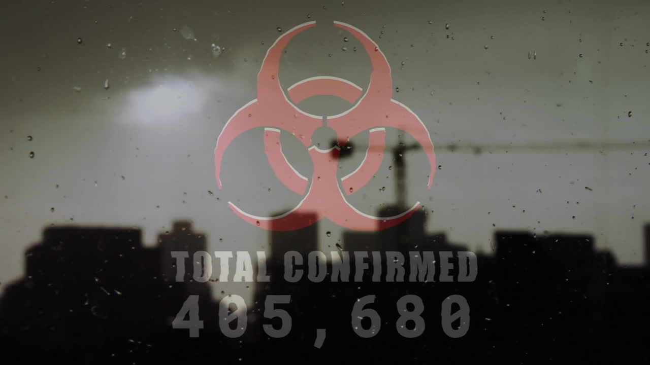 도시 풍경 위에 상승하는 총 확인된 수와 함께 빨간색 위험 표지판의 애니메이션