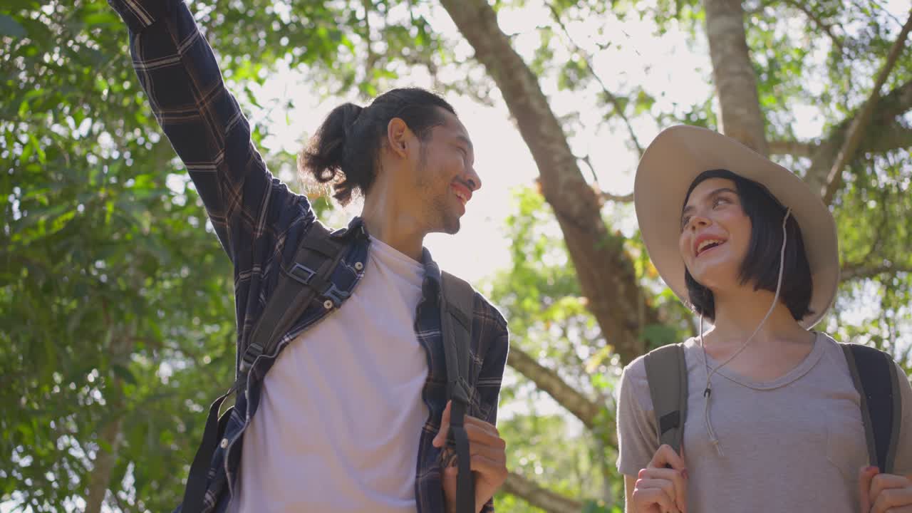 자연 산책 을 즐기는 산책객 들