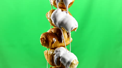 croissants apilados con helado rociado