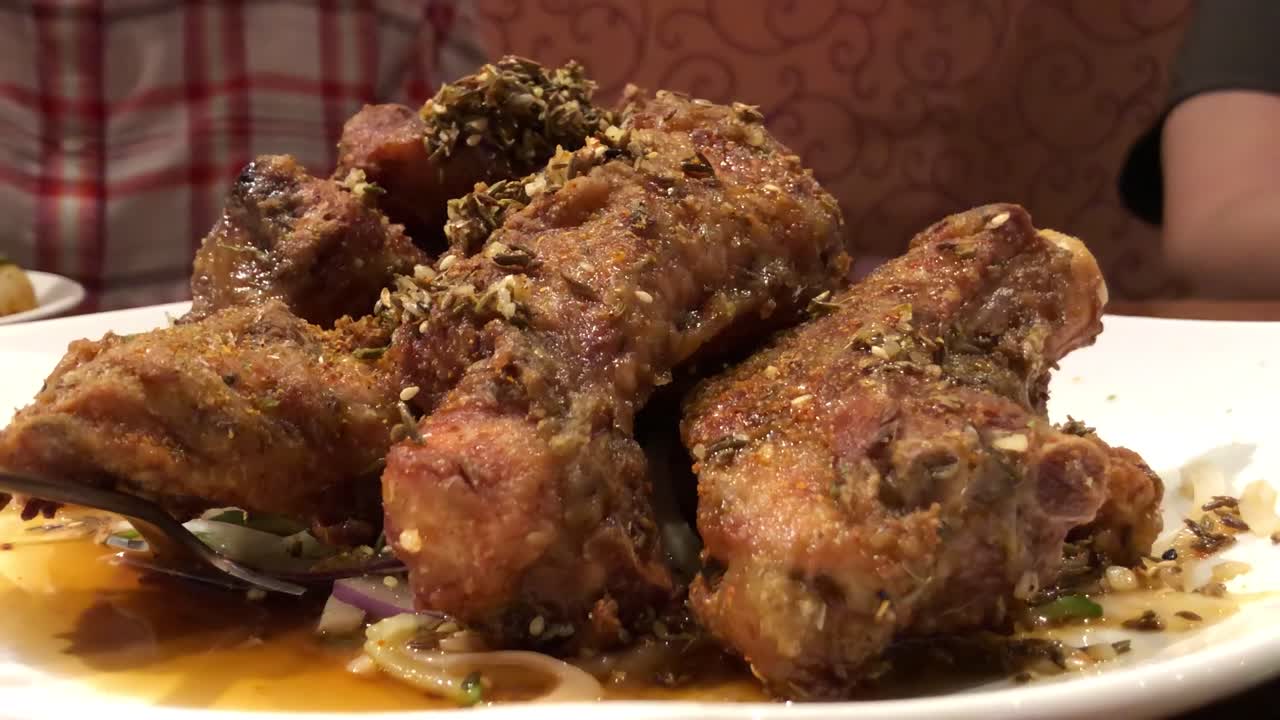 Autentica cucina cinese: pila di costolette con sale e pepe ed erbe aromatiche