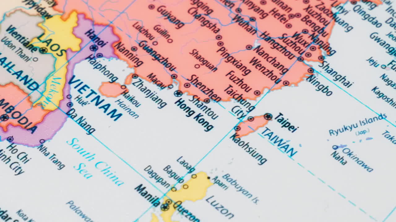 primer plano del país palabra tiwan en un mapa del mundo con el nombre detallado de la capital