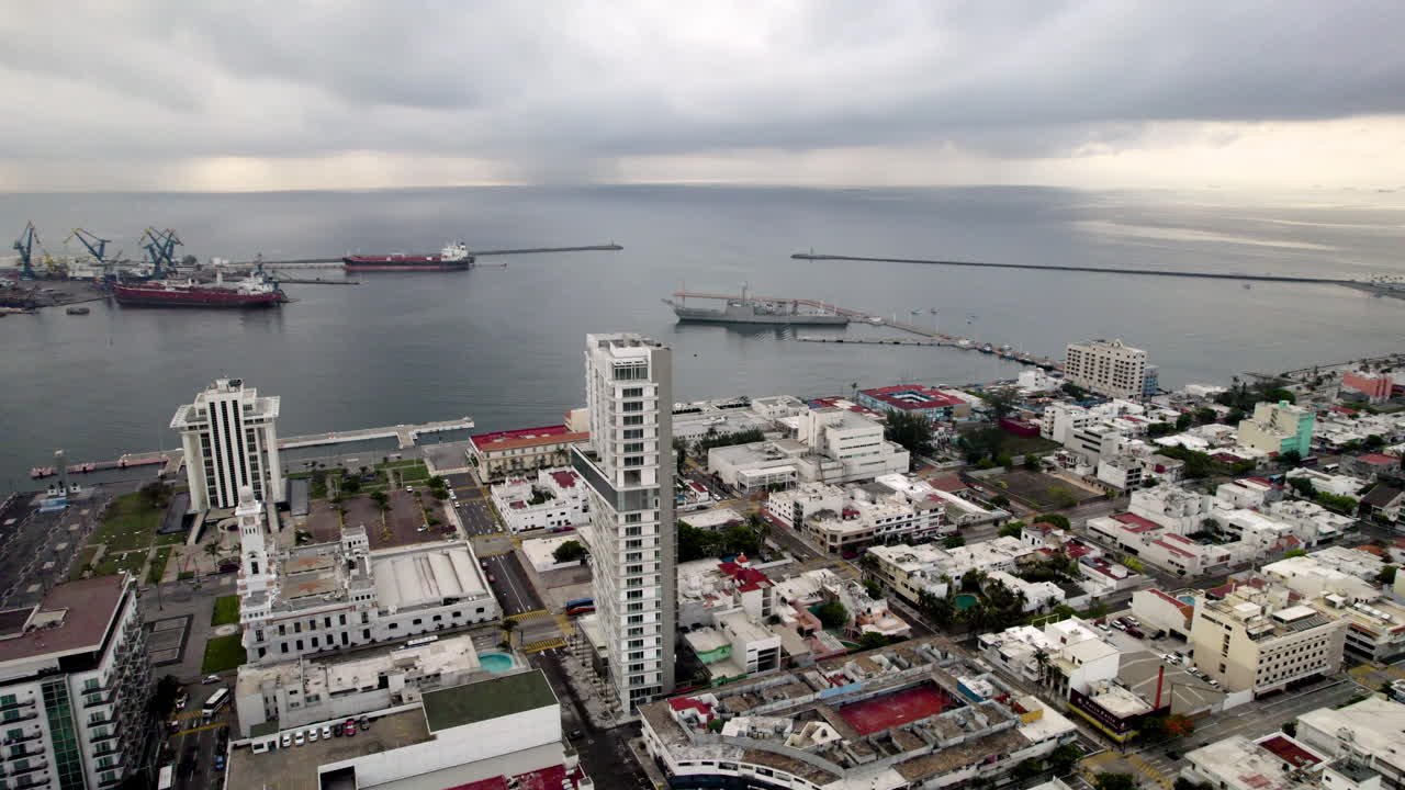 toma de drones del puerto de veracruz al amanecer