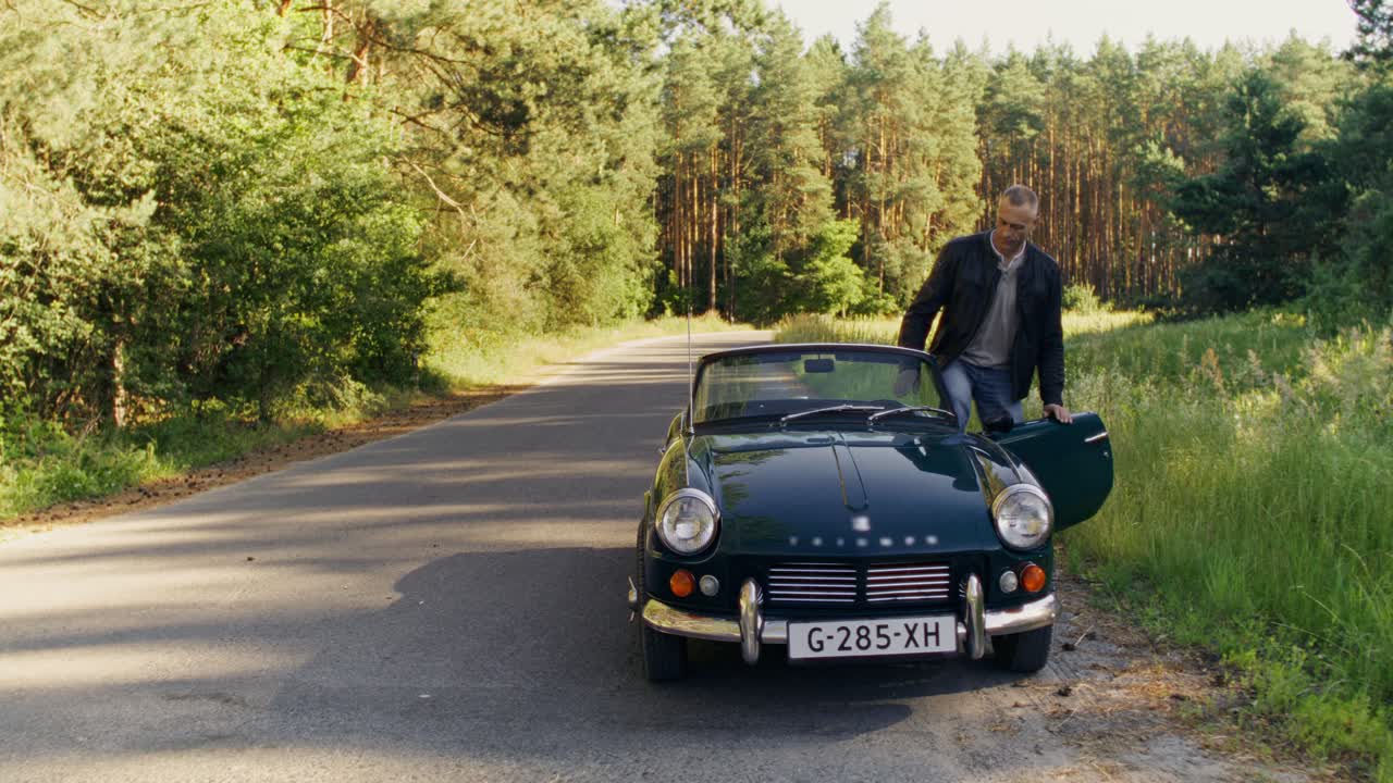 Uomo e auto d'epoca in viaggio
