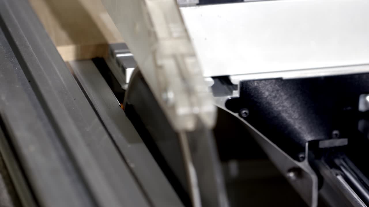 proceso de trabajo de la madera con una sierra de mesa