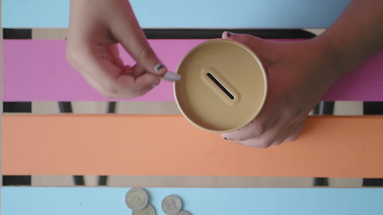 Pessoa Economizando Dinheiro Colocando Moedas em um Cofrinho