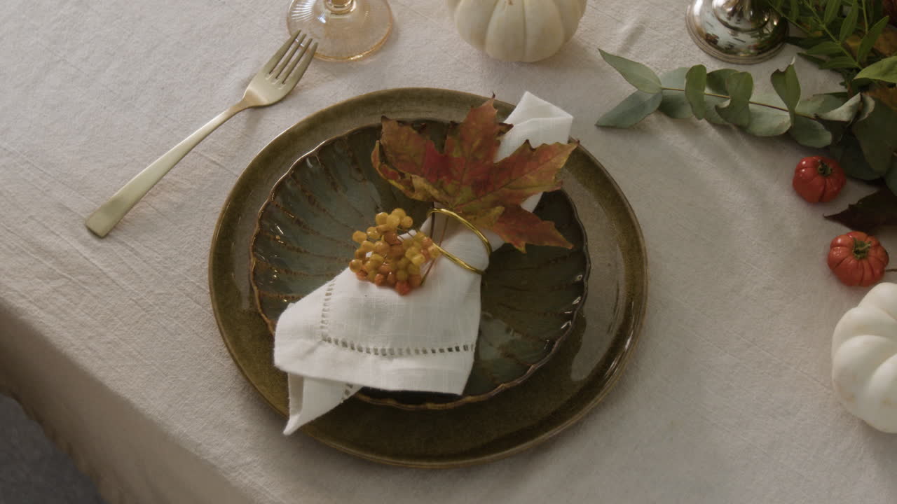 Elegant Thanksgiving Table Setting with Autumn Decor