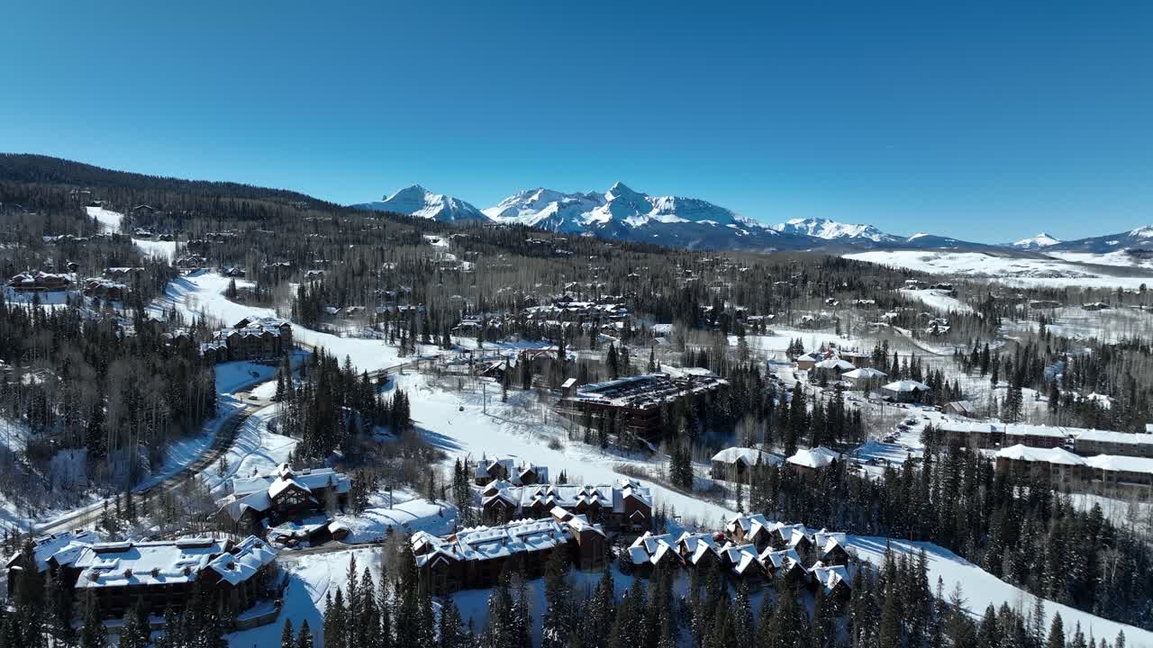 amplia vista aérea de las laderas de telluride en colorado durante el invierno