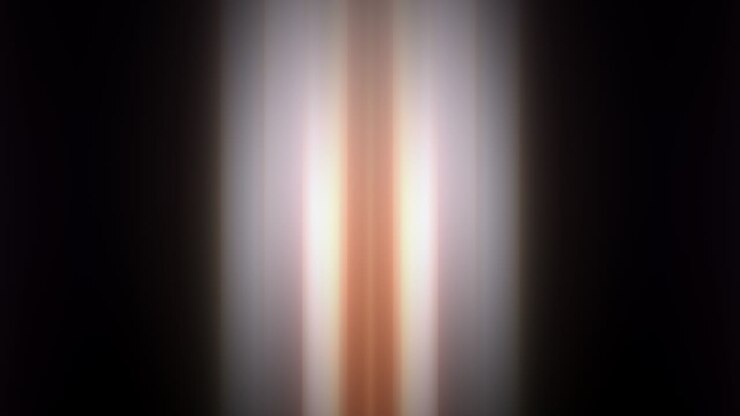 Loop di animazione. Linee verticali tremolanti di luce multicolore. Animazione CG astratta: scie luminose a gradiente multicolore attorcigliate in movimento. Motivi a strisce geometriche futuristiche 4K, linee veloci e luminose.