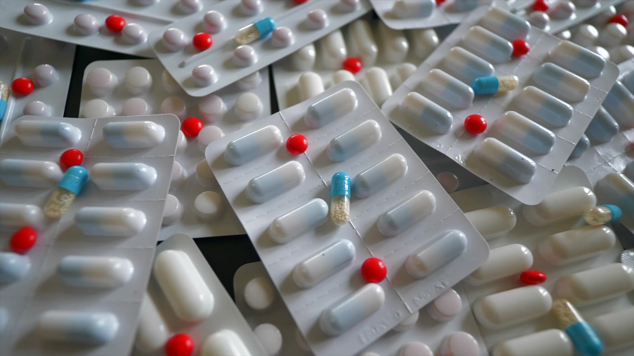 Stapel verschiedener pharmazeutischer Blisterpackungen und Kapseln