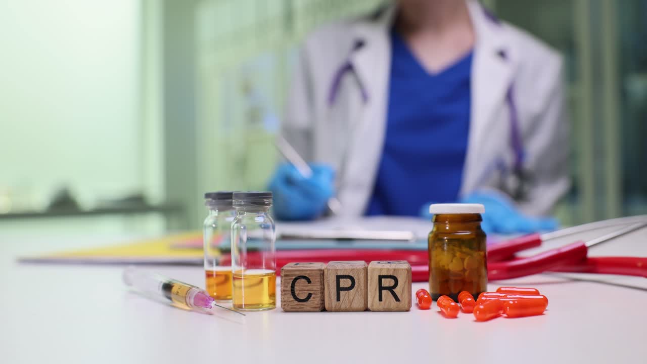 Cubetti di legno in miniatura sul tavolo formano l'abbreviazione CPR da un medico