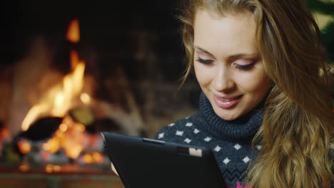 Eine-Junge-Frau-Benutzt-Ein-Tablet-Am-Weihnachtsbaum-Und-Kamin-2