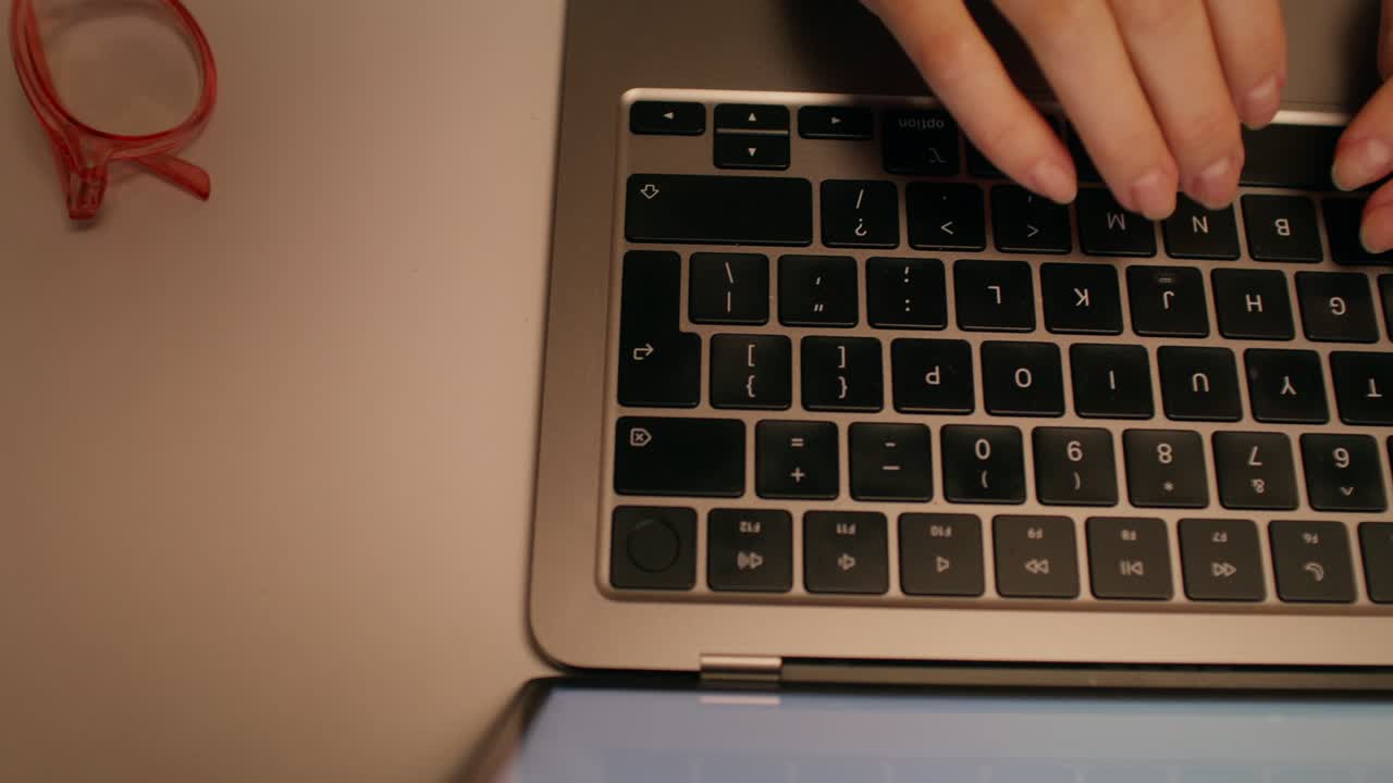 mujer escribiendo en una computadora portátil