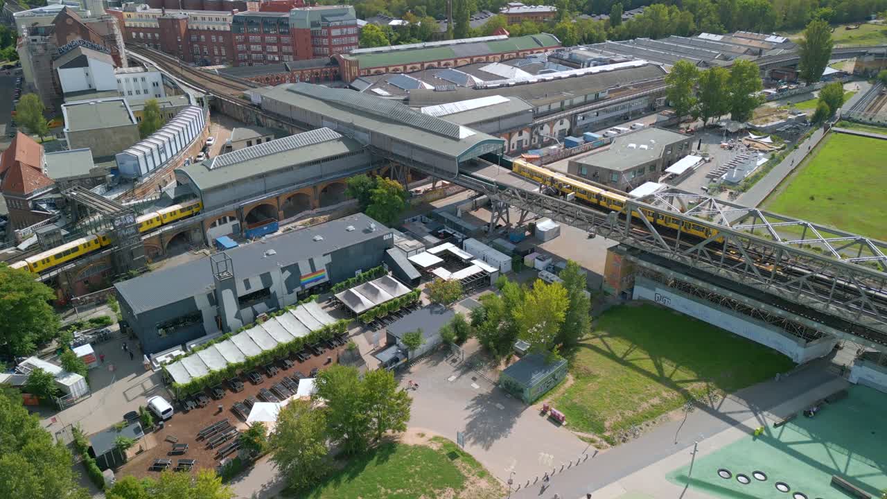 두 개의 노란색 기차가 역에서 교차합니다.