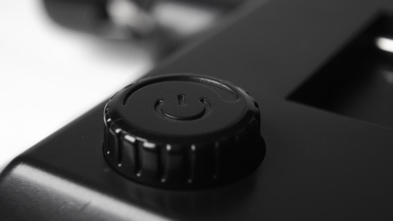 클로즈업 검은색 버튼 - 전력 및 레벨을 조정합니다.