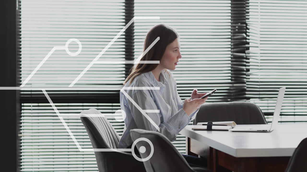 анимация плат и обработка данных над белой бизнесменкой в офисе