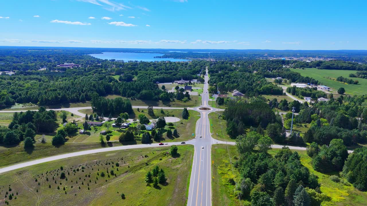 Division Road som leder in till Cadillac, Michigan, USA i drönarvy en solig sommardag